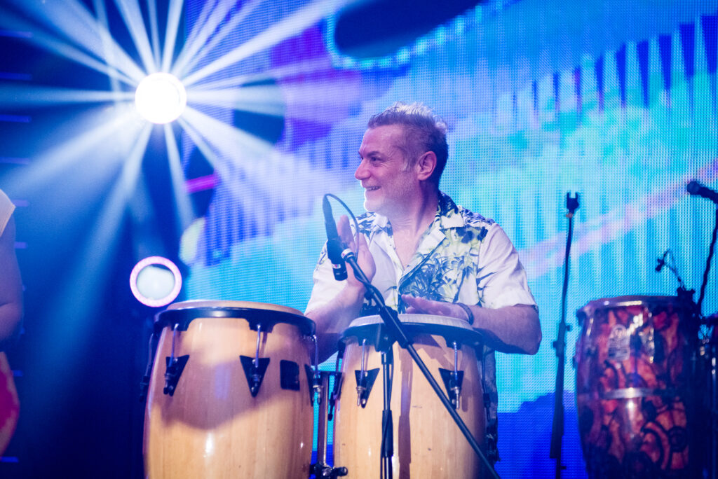 Instrumentiști: saxofon, pian, vioară, contrabas, chitară, percuții